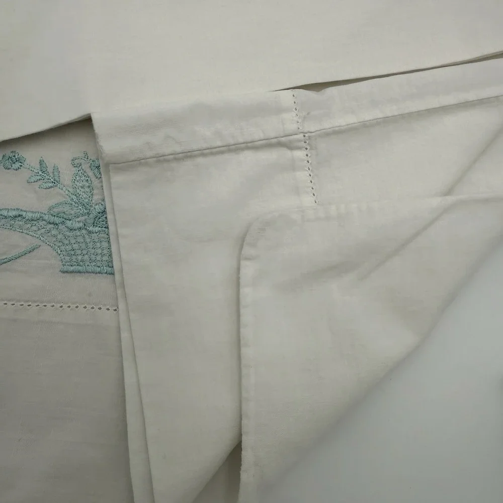Set of 2 Embroidered Blue Flower Basket‎ White Pillow Cases Covers Bedroom Vtg